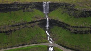 fossa vattenfall på streymoy i de faroe öar förbi Drönare 3 video