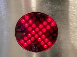 cruz roja en equipos en el metro. el torniquete no deja pasar al pasajero sin pagar. el botón rojo brilla con neón. torniquete subterráneo moderno foto