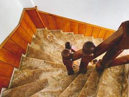 escalera de mármol en el hotel. muchos escalones empinados, un giro brusco en las escaleras hacia abajo. piedra natural en las escaleras, material caro, textura suave foto