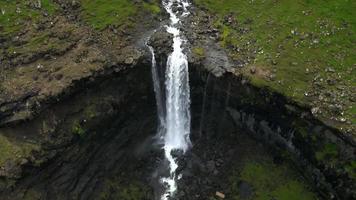 fossa vattenfall på streymoy i de faroe öar förbi Drönare 4 video