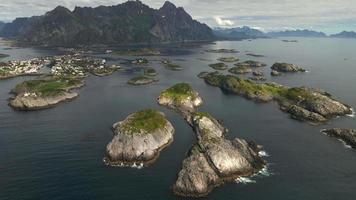 henningsvaer förbi Drönare i de lofoten öar i Norge video