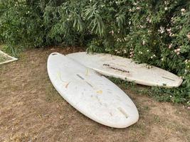 dos tablas de surf blancas yacen en el suelo en el paradisíaco país tropical del este del resort. foto