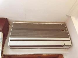 Viejo acondicionador de aire en el hotel. balneario caliente, equipando habitaciones con equipos de refrigeración. sobre el indicador de temperatura de la tecnología climática foto