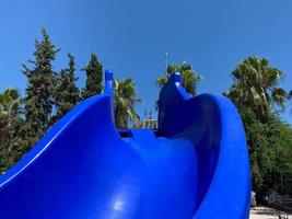 tobogán de agua de plástico en un parque acuático para bucear en un hotel tropical para relajarse foto