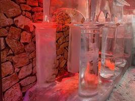 grandes esculturas y figuras de hielo de invierno transparentes, columnas en el festival. foto