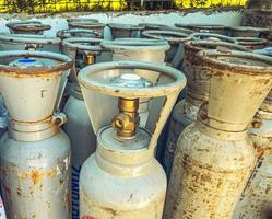 barriles de metal en el sitio de construcción, cilindros de fuego. grandes contenedores de gases con obturador. los barriles tienen un tapón de rosca, la seguridad de los demás en el sitio de construcción foto