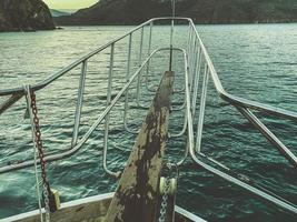 descansar en el mar, un paseo en un yate sobre las olas. en un barco hay un puente para que los turistas salten al agua. buceo para turistas. caminata al atardecer sobre el agua foto