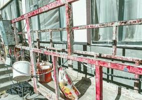 construcción de un nuevo microdistrito en el centro de la ciudad. casa de hormigón blanco. pintura mural, grúa de metal rojo para el transporte de personas foto