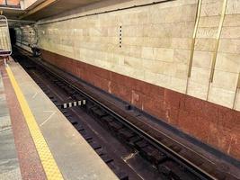 túnel en el metro para el movimiento de trenes de alta velocidad. En el subterráneo se instalan rieles y separadores en las vías. transporte publico urbano foto