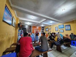 java central, indonesia en octubre de 2022. varias personas hacen cola y esperan en la oficina de servicio de bpkb o en el certificado de propiedad del vehículo en la policía de jepara foto