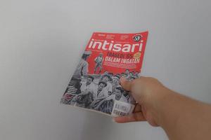 java occidental, indonesia en julio de 2022. una mano sostiene una revista indonesia, a saber, intisari, en la edición de septiembre de 2022 que analiza el g 30s pki. foto