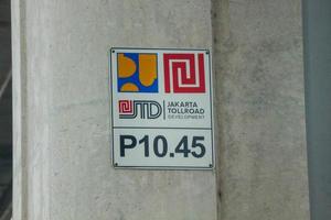 yakarta, indonesia en julio de 2022. una placa de identificación de un muelle elevado en yakarta propiedad del desarrollo de carreteras de peaje de yakarta foto