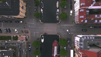 canal christianshavn en copenhague, dinamarca por drone video