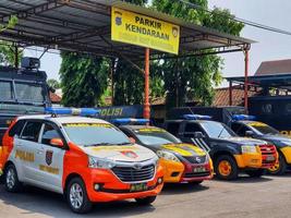java central, indonesia en octubre de 2022. una colección de coches de policía están estacionados en el estacionamiento de vehículos especiales pertenecientes a la policía de jepara. foto