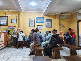 java central, indonesia en octubre de 2022. varias personas hacen cola y esperan en la oficina de servicio de bpkb o en el certificado de propiedad del vehículo en la policía de jepara foto