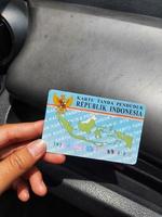 java central, indonesia en octubre de 2022. una mano sosteniendo una tarjeta de identificación. este ktp es emitido por el servicio de registro de residentes de indonesia. foto