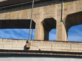 la estructura del puente de hormigón es muy resistente y se cruza con otras estructuras viales. foto