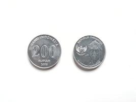 Moneda de rupia de Indonesia con valor de 200 rupias lanzada en 2016 con la imagen del héroe nacional de Indonesia. tomado de los lados delantero y trasero foto