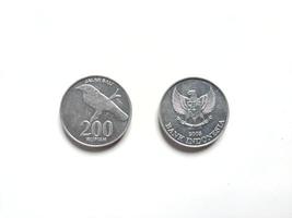 moneda de rupia indonesia con un valor de 200 rupias lanzada en 2008 con el símbolo jalak bali o pájaro bali myna en el anverso. jalak bali es un nombre de ave local en indonesia foto