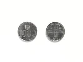 Moneda de rupia indonesia con valor de 1000 rupias lanzada en 2010 con símbolo angklung. angklung es un instrumento musical tradicional indonesio. tomado de vista frontal y posterior foto