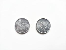 moneda de rupia indonesia con valor de 200 rupias lanzada en 1999 con el símbolo cacatúa en el anverso. cacatúa es un nombre de ave local en indonesia foto