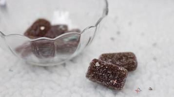 Caramelos de gelatina con recubrimiento de azúcar en recipiente de vidrio foto