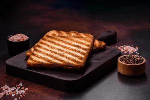 sabrosas rebanadas de pan crujiente fresco en forma de tostadas a la parrilla foto