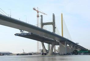 puente colgante en construcción. el puente cruza el río chao phraya en bangkok, tailandia. foto