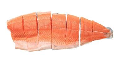 filete de salmón crudo aislado sobre fondo blanco foto