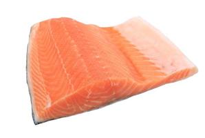 filete de salmón crudo aislado sobre fondo blanco foto