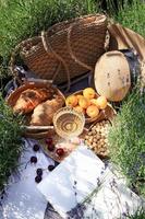 picnic de verano en un campo de lavanda foto