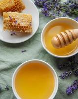 tarro con miel y flores frescas de lavanda foto