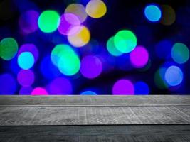 mesa de madera vacía, telón de fondo bokeh, multicolor, plantilla de diseño, fondo de presentación de celebración, navidad, día de año nuevo. foto