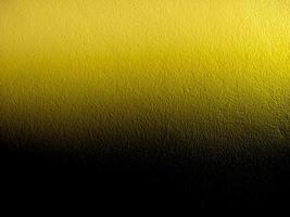 la pared es de color amarillo rugoso con degradado negro. plantilla de diseño de fondo de telón de fondo foto