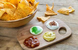 nachos de queso con diferentes tipos de salsa foto