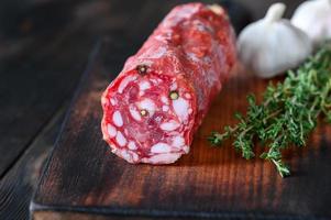 primer plano de salami italiano foto