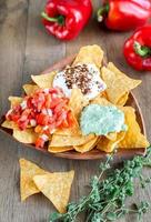 nachos de queso con diferentes tipos de salsa foto