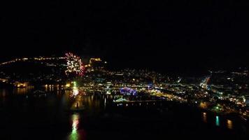 vue de feux d'artifice de célébration du nouvel an avec drone aérien video