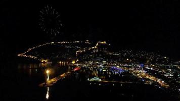 vista de fuegos artificiales de celebración de año nuevo con drone aéreo video