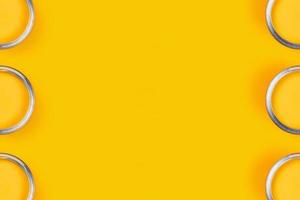 fondo amarillo con tarros de pintura de color. foto