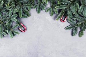 fondo de hormigón de navidad con abeto y dulces. foto