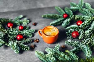 delicioso café sobre fondo gris con ramas de abeto. foto