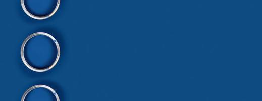 banner web azul con tres tarros de pintura. foto