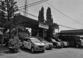 java central, indonesia en octubre de 2022. una colección de coches de policía están estacionados en el estacionamiento de vehículos especiales pertenecientes a la policía de jepara. foto