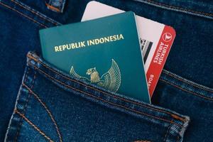 indonesia en julio de 2022. un pasaporte indonesio y una tarjeta de embarque de turkish airlines en un bolsillo de jeans. foto