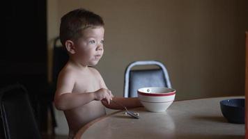 giovane ragazzo mangiare cereale per prima colazione video