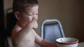 kleiner Junge, der Müsli zum Frühstück isst video