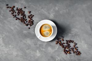 una taza de café sobre fondo gris. foto