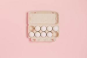 huevos sobre un fondo rosa. foto