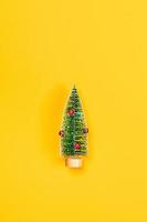 fondo amarillo con árbol de navidad. foto